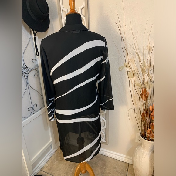 Frank Lyman abstract design long sheer cover button down - Picture 3 of 11